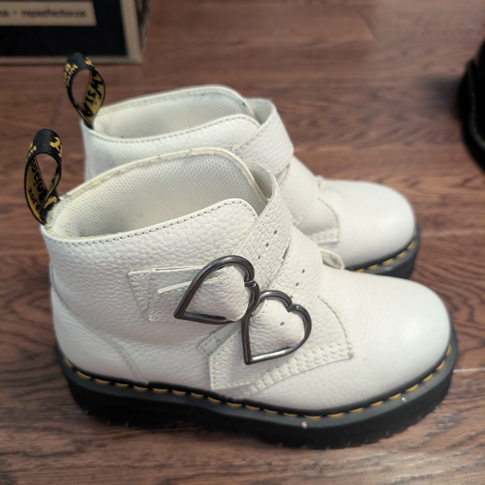 Dr Martens White Leather Devon Hearts